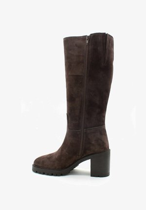Stivale marrone in suede fino al ginocchio con tacco largo, dotato di una cerniera laterale e superficie testurizzata. Punta arrotondata e suola robusta.