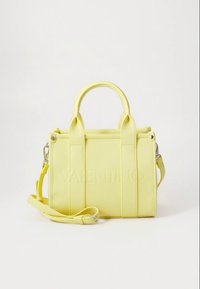 Sárga bőr kézitáska dupla felső fogantyúval és levehető vállpánttal. Dombornyomott logóval és függőleges panel részletekkel rendelkezik.