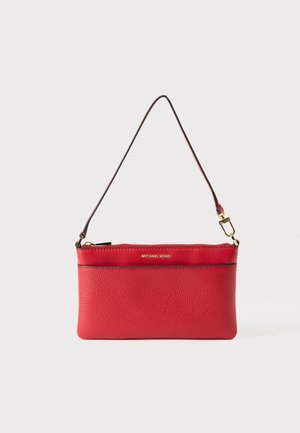 Czerwona skórzana torebka na nadgarstek z czarną lamówką i złotym zamkiem, z odpinanym paskiem i logo Michael Kors w złotych literach.