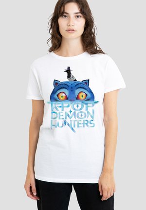 Weißes Baumwoll-T-Shirt mit einer blauen Katzen-Grafik, großen gelben Augen, einem schwarzen Hut und dem Text „KPOP DEMON HUNTERS“ in Blau.