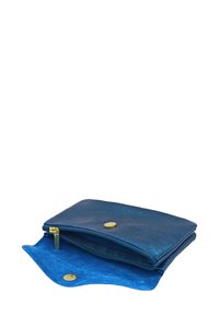 Portefeuille en cuir bleu avec un extérieur lisse, des accents métalliques et une fermeture éclair. L'intérieur est doté d'une doublure en suede bleu doux.