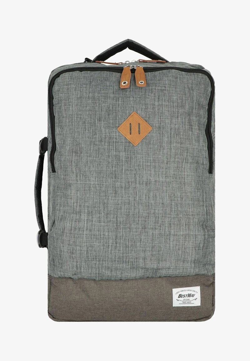 Zaino in tessuto grigio con superficie liscia, caratterizzato da un accento a diamante in pelle tan, doppia zip e un'etichetta intrecciata nella parte inferiore.