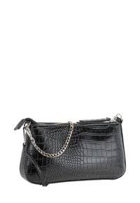 Borsa a tracolla in pelle nera con texture coccodrillo, chiusura con cerniera e catena argentata, forma rettangolare piccola e tracolla removibile.