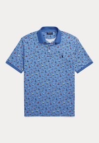 Ljusblå kortärmad polo med krage, prydd med ett mönster av små färgglada segelbåtar i rött, gult, vitt och marinblått.