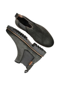 Grijze suède enkellaarsjes met een rubberen zool, elastische zijpanelen en decoratieve stiksels. Voorzien van een lus aan de achterkant voor eenvoudig aan- en uittrekken.