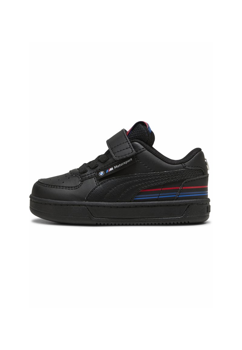 Baskets en cuir noir à profil bas, dotées d'une sangle velcro, d'un panneau latéral texturé et de rayures multicolores en rouge et bleu.