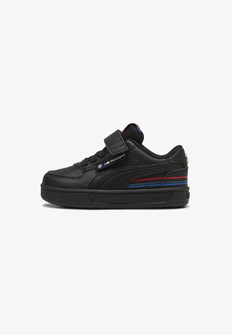 Sneakers in pelle nera con profilo basso, dotati di una fascia in velcro, pannello laterale testurizzato e strisce multicolori in rosso e blu.