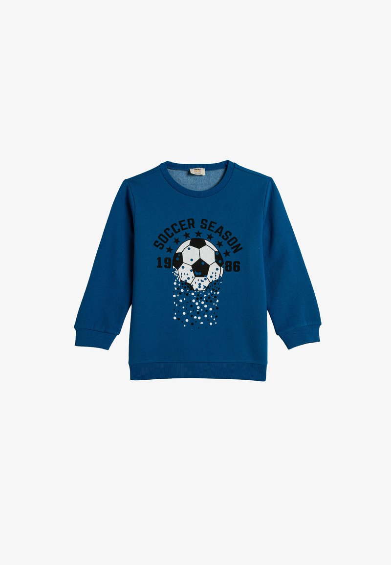 Blauwe sweatshirt met lange mouwen, ronde hals, met een grafiek van een voetbal en de tekst "SOCCER SEASON 1986" in zwart en wit.