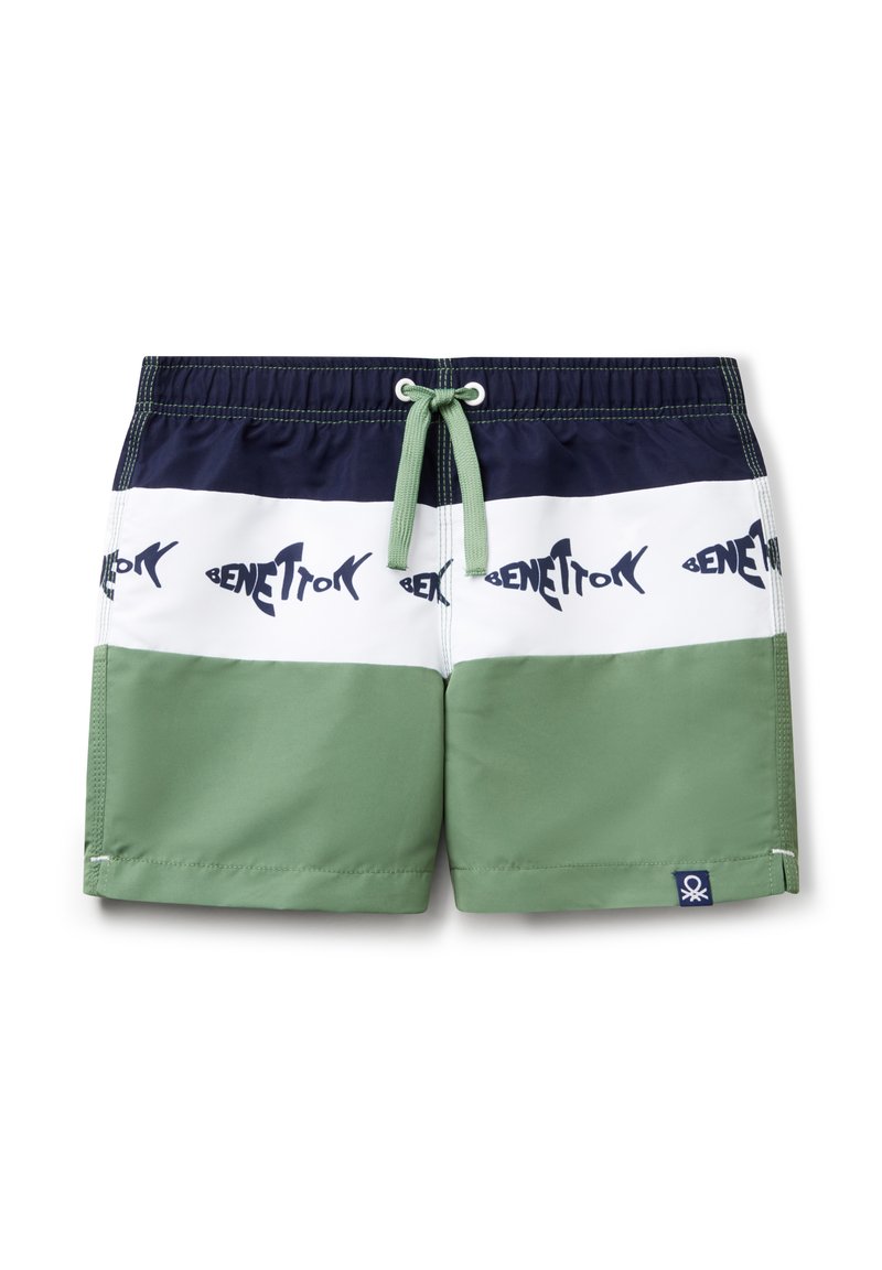 Pantaloni da nuoto con sezioni verde, bianco e navy, decorati con un motivo di pesci e il testo "Benetton". Presentano una vita regolabile con cordoncino e dettagli laterali.