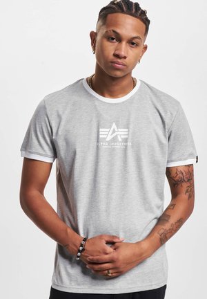 Graues kurzärmeliges T-Shirt mit weißem Kragen, das ein weißes Logo und ein grafisches Design auf der Brust zeigt, aus weichem Stoff gefertigt.