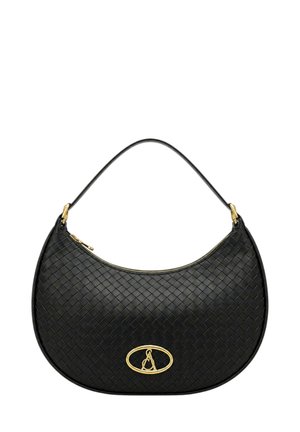 Borsa a mano in pelle intrecciata nera con forma curva, singolo cinturino a spalla, cerniera dorata e uno stemma ovale dorato sul davanti.