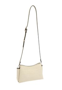 Beżowa torba w wzór krokodyla o zaokrąglonym kształcie, z zamkiem błyskawicznym i regulowanym paskiem. Materiał wydaje się być teksturowany i gładki.