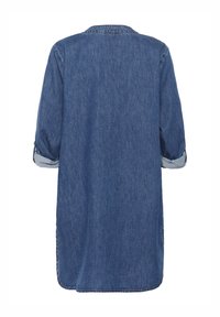 Denim tunika srajca, srednje modra, dolgi rokavi z zavihanimi manšetami, ravni rob, dva stranska žepa, mehak tekstur, klasičen dizajn ovratnika.
