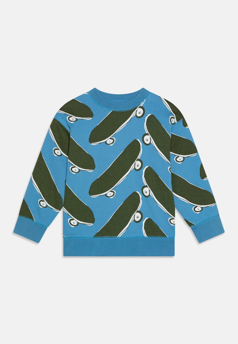 Blå hettegenser med et mønster av grønne skateboard med hvite konturer og hjul. Ribbestrikket hals og ermer, laget av myk bomull.