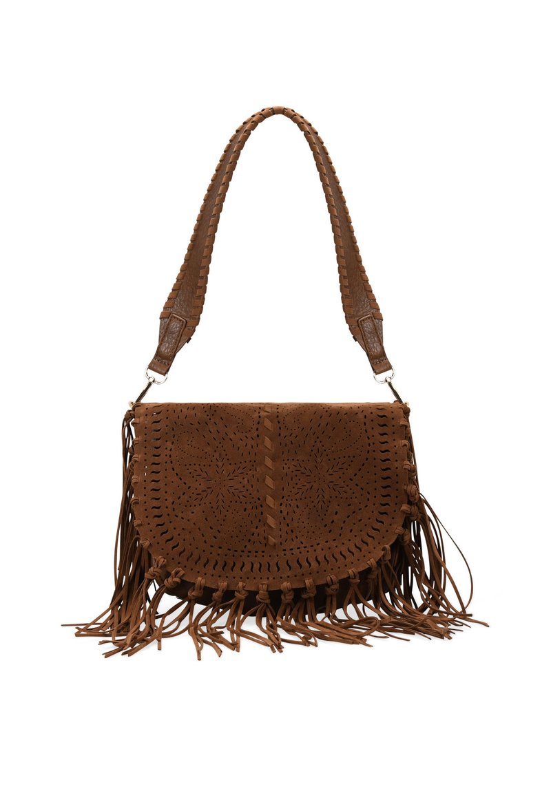 Bolso de ante marrón con detalles de flecos, patrón floral perforado en la solapa y una correa trenzada. Forma redondeada con cuerpo estructurado.