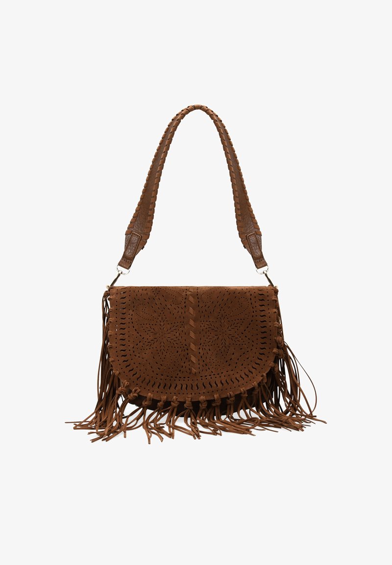 Bolso de ante marrón con detalles de flecos, patrón floral perforado en la solapa y una correa trenzada. Forma redondeada con cuerpo estructurado.