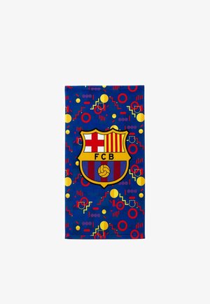 Niebieska, prostokątna tkanina z wielokolorowymi, geometrycznymi wzorami oraz herbem klubu piłkarskiego FC Barcelona na środku.