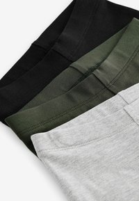 Trois paires de sous-vêtements pour hommes : noir, vert foncé et gris clair. Chaque paire est dotée d'une ceinture douce et élastique ainsi que d'une texture en coton lisse.
