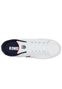 Baskets blanches en cuir lisse, dotées d'une semelle intérieure bleu marine, de lacets blancs et d'un logo K-Swiss sur la languette et sur le côté.