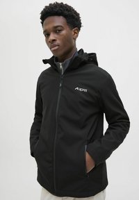 Sort softshell-jakke med lynlås foran, justerbar hætte og sidelommer; logo på venstre bryst; glat tekstur.