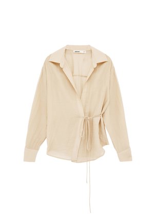 Beige Wickelbluse mit langen Ärmeln, Kragen, lockerem Schnitt und dünner Bindung in der Taille, aus leichtem Stoff gefertigt.