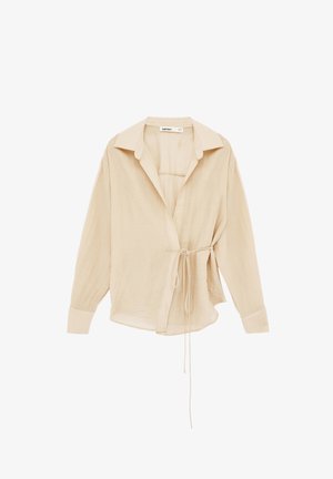 Beige Wickelbluse mit langen Ärmeln, Kragen, lockerem Schnitt und dünner Bindung in der Taille, aus leichtem Stoff gefertigt.