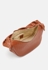 Sac en cuir tressé marron avec fermeture éclair, texture douce et poignée nouée. L'intérieur est doté d'une doublure en tissu clair et d'une poche.