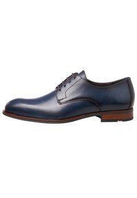 Zapato de vestir de cuero azul marino con punta redondeada, costuras sutiles, cinco ojetes y un acento de madera en el talón. Textura suave.