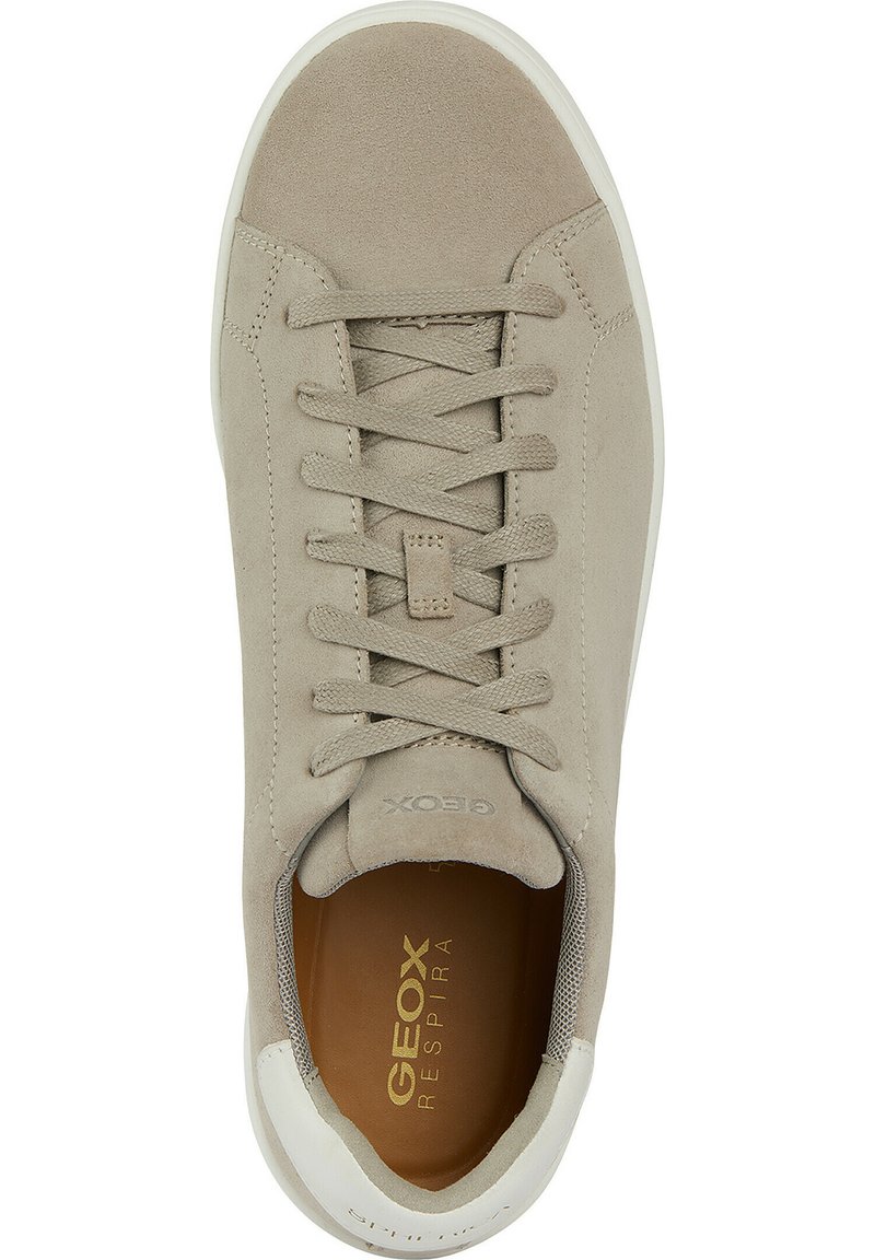 Beżowe zamszowe trampki na sznurówki z białą podeszwą, wyściełanym kołnierzem i brązową wkładką z złotym nadrukiem GEOX Respira.