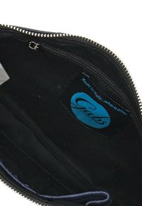 Borsa in tessuto nero con chiusura a zip. Fodera interna liscia con un'etichetta blu che riporta "Gabs" e "Made in Italy". Materiale resistente e design elegante.