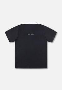 Μαύρο πουκάμισο με κοντό μανίκι και λευκό γιακά, με το κείμενο "RIVVIA PROJECTS" κεντραρισμένο στο επάνω μέρος της πλάτης, απεικονισμένο επίπεδα σε φωτεινό φόντο.