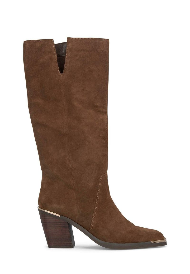 Bottes en daim marron jusqu'au genou avec un design de tige fendue, un talon en bois épais et un accent métallique sur l'orteil. Texture lisse et forme élégante.