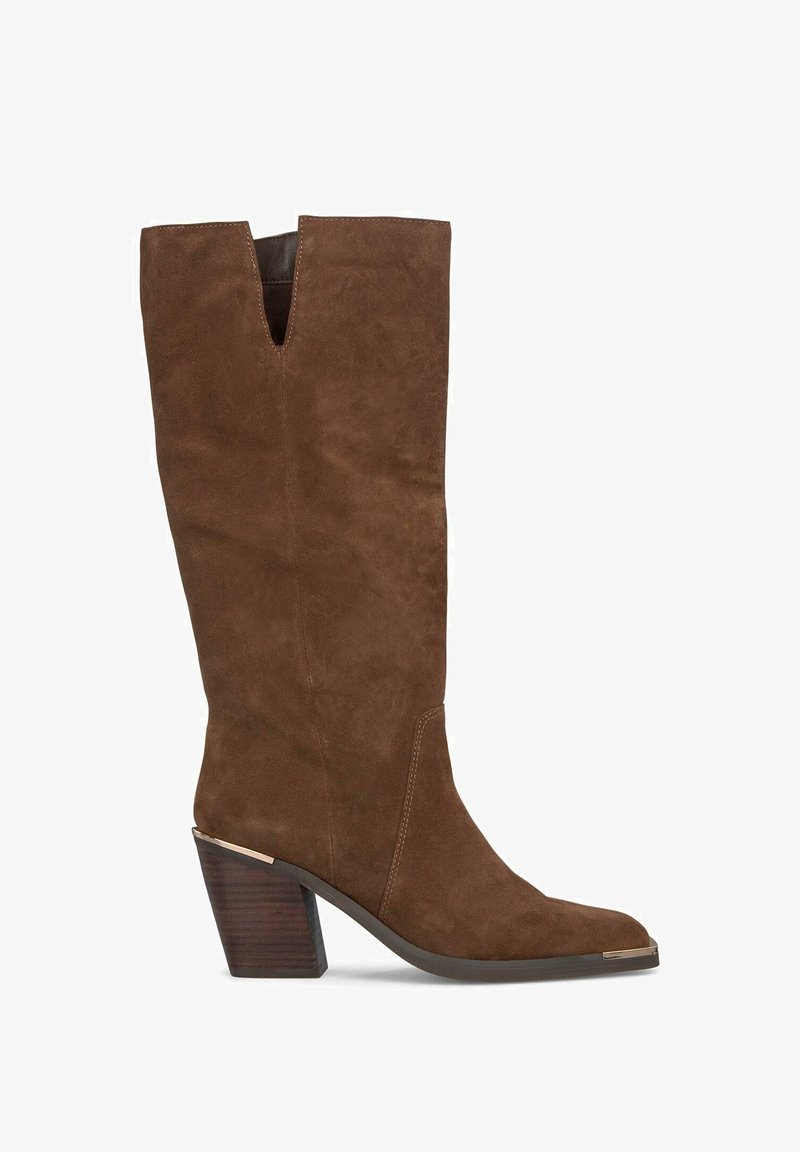 Bottes en daim marron jusqu'au genou avec un design de tige fendue, un talon en bois épais et un accent métallique sur l'orteil. Texture lisse et forme élégante.