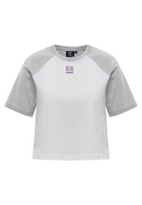 Lysegrå og hvid kortærmet T-shirt med raglanærmer, der har et lilla logo på brystet og en rund halsudskæring. Blødt bomuldsstof.