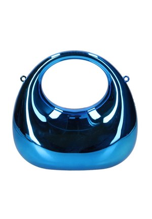 Sac à main métallique bleu brillant à forme arrondie avec une grande ouverture de poignée circulaire, reflétant la lumière sur une surface lisse.