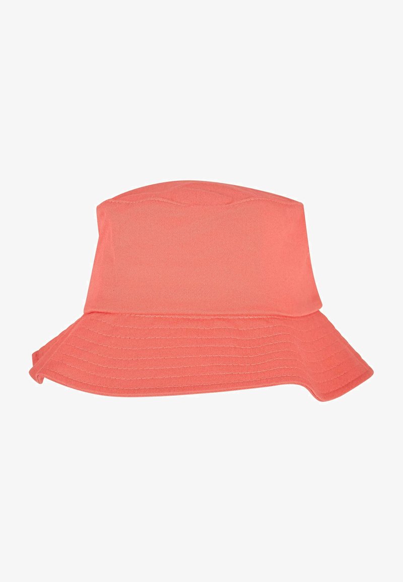 Różowa kapelusz typu bucket wykonany z miękkiego materiału, z szerokim, przeszywanym rondem oraz bezszwową górną częścią, co zapewnia gładki i elegancki wygląd.