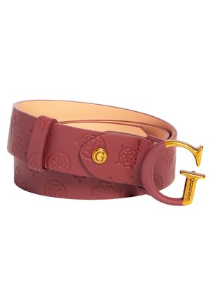 Ciemnoczerwony skórzany pasek z tłoczonymi wzorami i pozłacaną klamrą w kształcie litery "G" z napisem "GUESS" po boku.