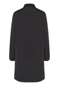 Schwarze, leichte Jacke mit langen Ärmeln und ribbeltem Kragen aus glattem Stoff. Verfügt über einen geraden Schnitt mit einem Saum, der unter die Hüften fällt.