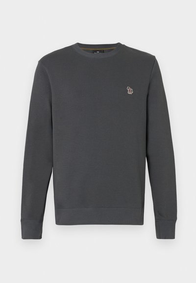 Tamsiai pilkas megztinis su apykakle ir ilgomis rankovėmis, su mažuoju spalvingu siuvinėtu zebro logotipu kairėje krūtinės pusėje.