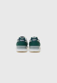 Grüne Sportschuhe mit glatter Textur, weißer Sohle und Logodetails. Verfügt über einen gepolsterten Kragen und atmungsaktive Netzakzente.