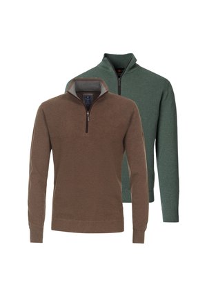 Zwei gestrickte Herrenpullover mit Viertelreißverschluss-Kragen, einer braun vorne und einer grün hinten auf weißem Hintergrund.