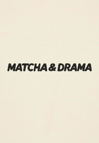 Un texte en gras noir indique "MATCHA & DRAMA" sur un fond crème texturé. Le texte a un style moderne et arrondi avec un effet d'ombre.