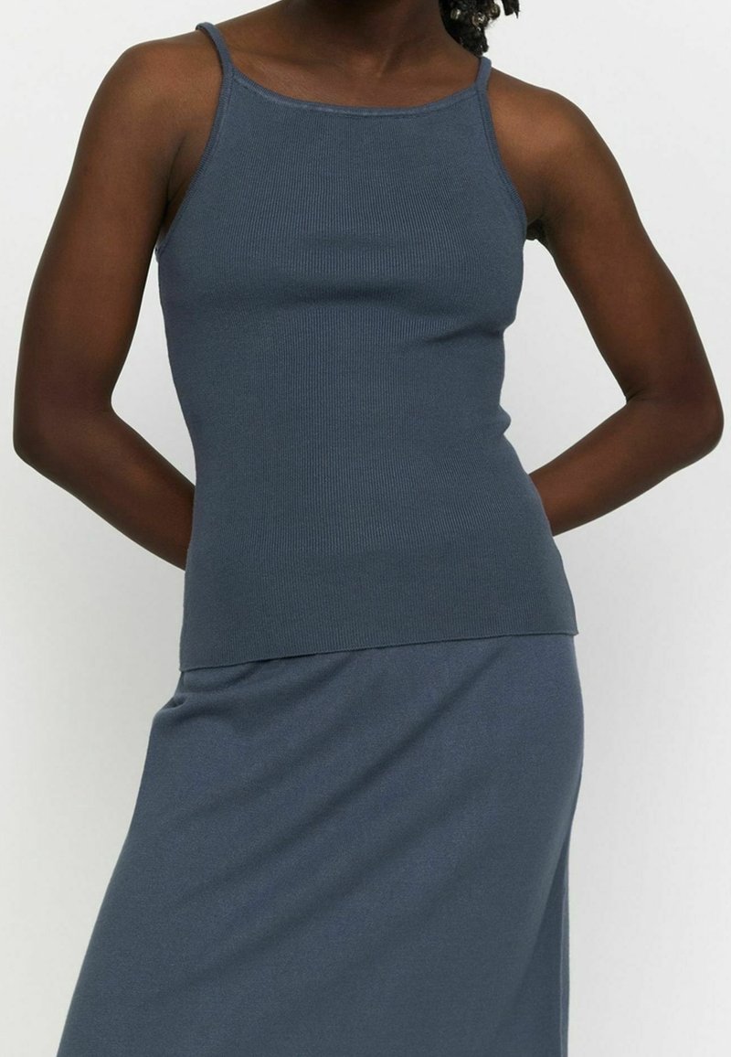 Débardeur ajusté côtelé en bleu ardoise avec fines bretelles. Présente une texture lisse et une coupe droite à l'ourlet.