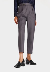 Pantaloni grigi plissettati con vita alta, chiusura frontale con bottone e tasche laterali visibili. Realizzati in tessuto liscio, vestibilità aderente, lunghezza cropped.