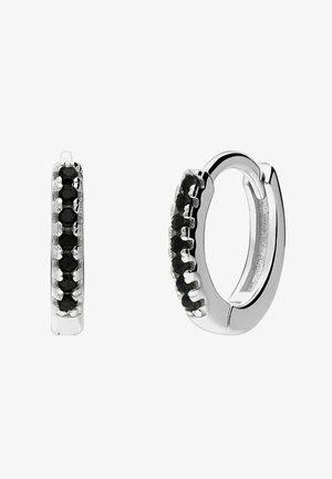 Boucles d'oreilles créoles en argent avec une rangée de sept petites pierres noires rondes serties sur le bord extérieur avant.