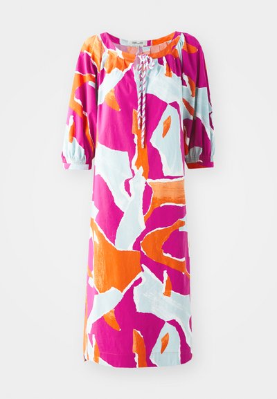 Vestido colorido de mangas curtas com um padrão abstrato em rosa, laranja e azul claro. Com um decote redondo e detalhes franzidos.