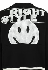 Schwarzer Sweatshirt mit einem großen weißen Smiley-Gesicht als Grafik, verziert mit Strassdetails und dem Text "RIGHT STYLE" darüber. Gerippte Bündchen und Saum.