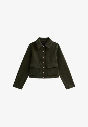 Veste cropped vert foncé en tissu doux, avec un col, des boutons dorés et deux poches avant rectangulaires.