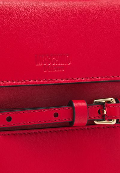 MOSCHINO BORSA TRACOLLA - Bolso de mano - red