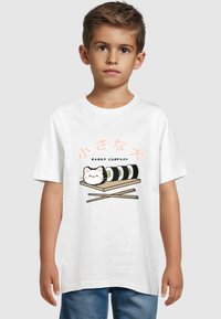 Hvid t-shirt med et tegneseriepræg af en kat og sushi-ruller, med pink og sorte accenter og træpinde nedenfor.